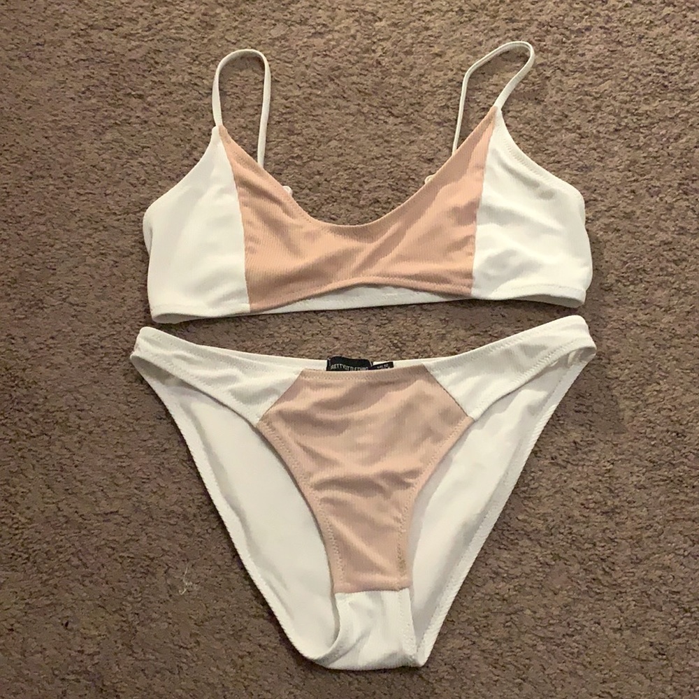 Pretty little thing. Size Us 8. White and pink.